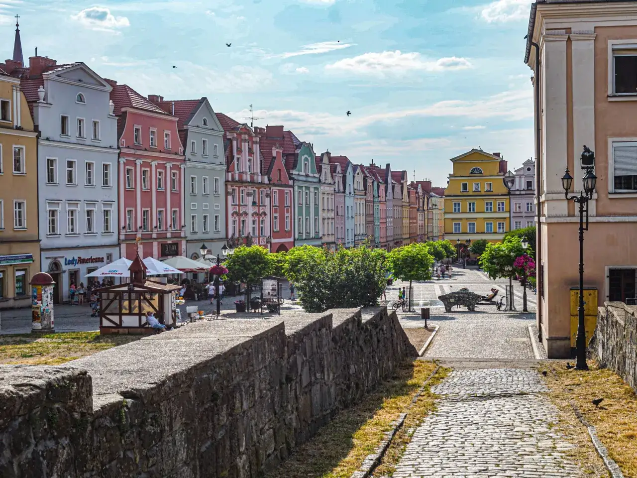 Kolorowe kamienice i brukowany rynek tworzą urokliwe **Bolesławiec atrakcje**.
