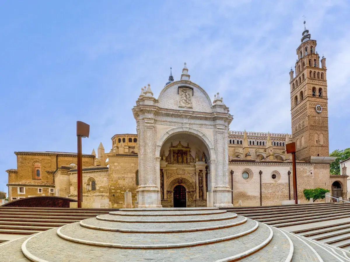 Impresionante fachada de la Catedral del Salvador y su torre mudéjar, un lugar clave que ver en Tarazona.