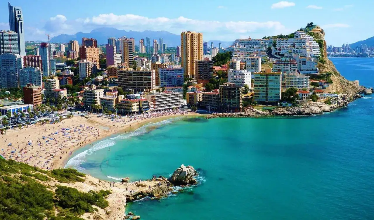 Piękna plaża w Benidormie, blisko Alicante. Nawet w październiku pogoda dopisuje, idealnie na relaks nad turkusowym morzem.