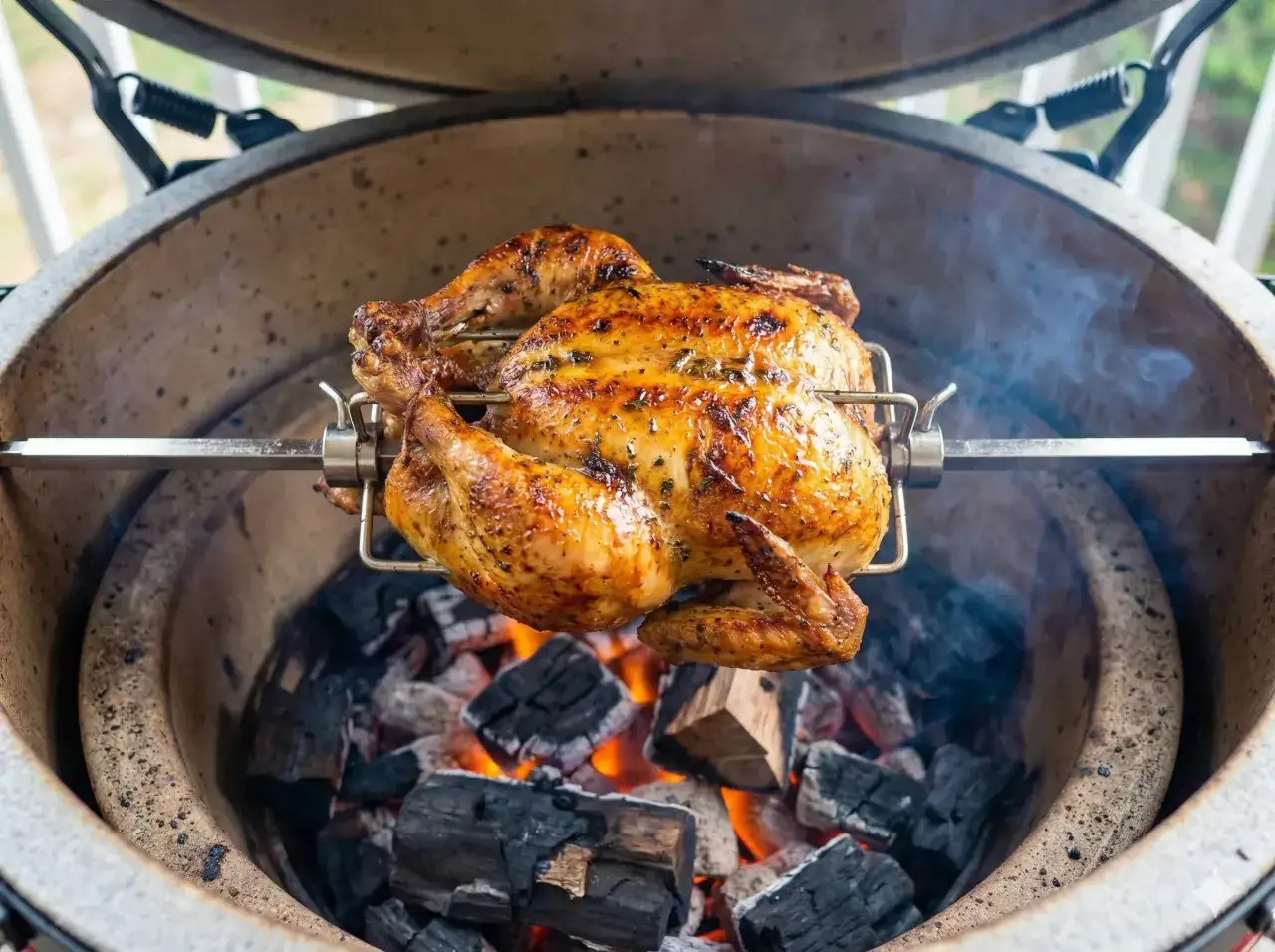 Hel kyckling grillas p&aring; rotisserie &ouml;ver gl&ouml;dande kol. En gyllene, saftig kyckling som doftar underbart.
