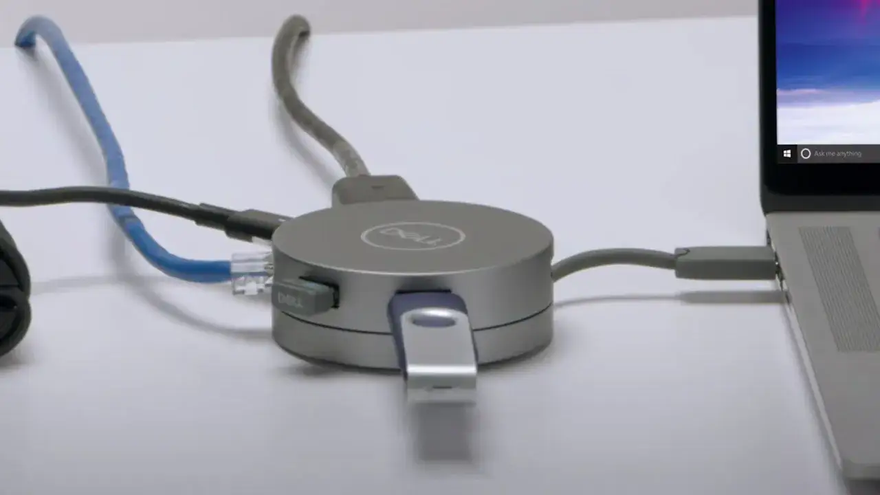 Ein Dell-Dock mit USB-Stick und Netzwerkkabeln, bereit f&uuml;r den Daten-Migrate.