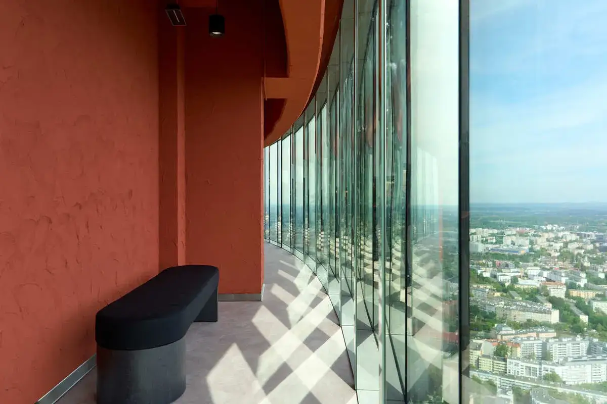 Wnętrze Sky Tower z ławką i widokiem na miasto. Zastanawiasz się, ile pięter ma Sky Tower?