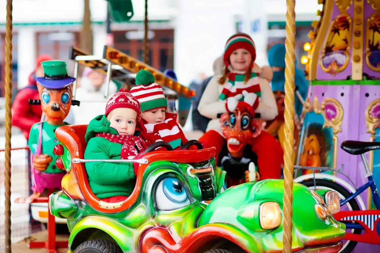 Niños disfrutan de un paseo en un carrusel colorido en Múnich.