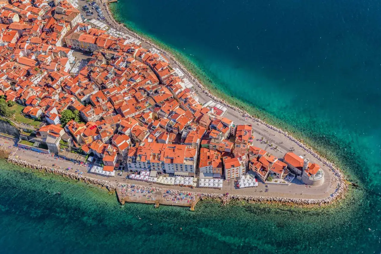 Piran, gioiello dell'Istria, cosa vedere in 3 giorni: tetti rossi, mare cristallino e un borgo da sogno.