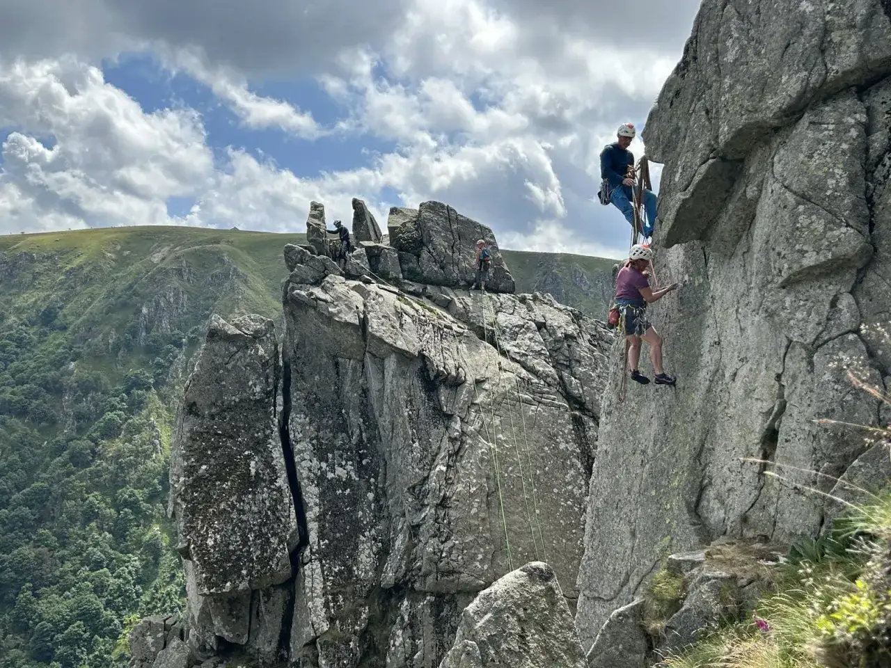 Escalade dans le Red River Gorge, des grimpeurs s'attaquent à des falaises rocheuses sous un ciel nuageux.