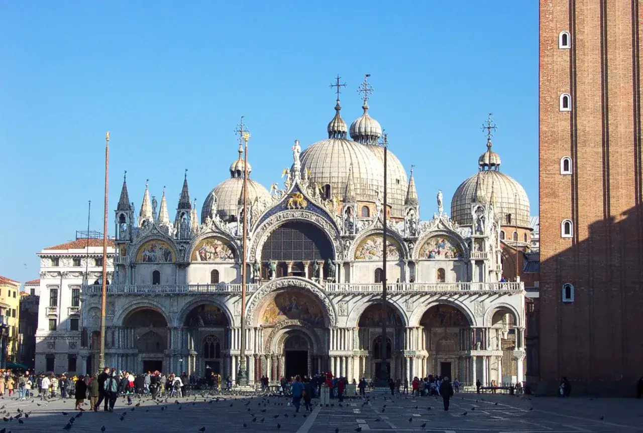 La Basilica di San Marco a Venezia, con le sue cupole e mosaici, è una delle tante chiese che rendono unica la città.