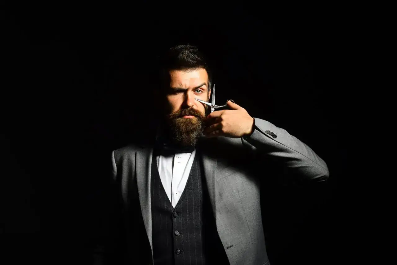Mężczyzna stylizujący brodę trymerem