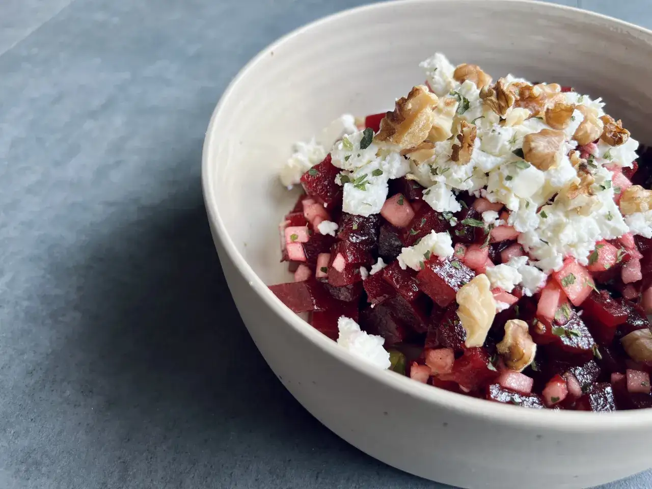 Schüssel mit Rote Bete Salat, garniert mit Feta und Walnüssen. Ein köstlicher und gesunder Rote Bete Salat.