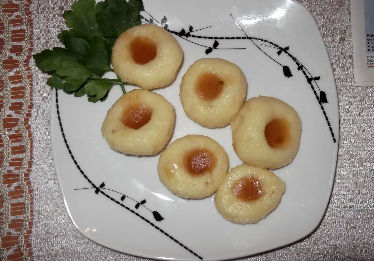 Kluski śląskie z dziurką na talerzu
