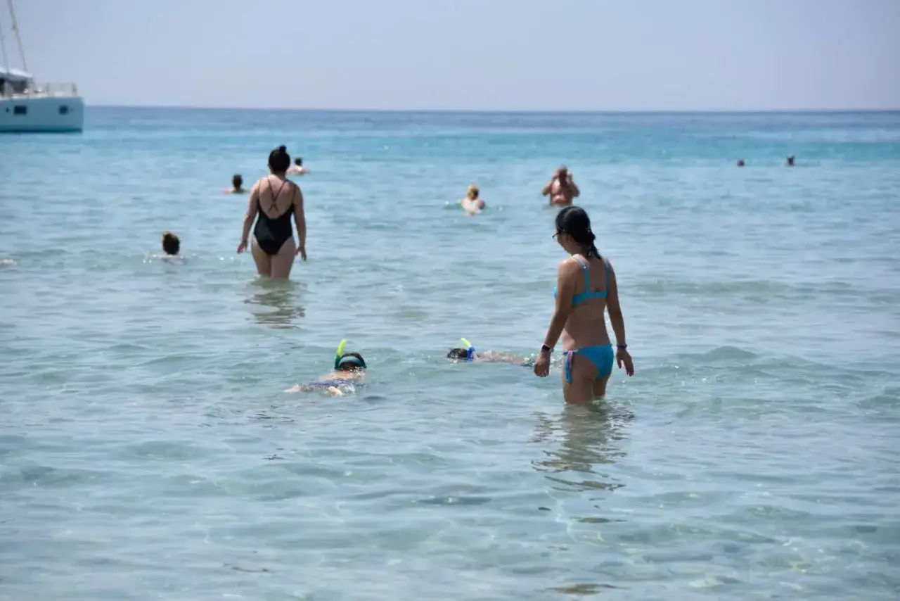Rodzina z dzieckiem na greckiej plaży, słońce, radość