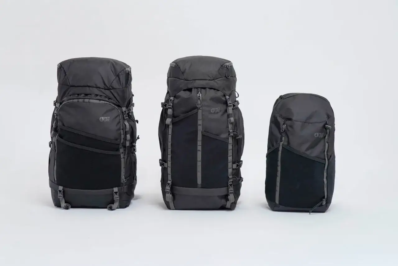 Trois sacs à dos noirs de tailles différentes, du plus grand au plus petit, présentés sur fond blanc.