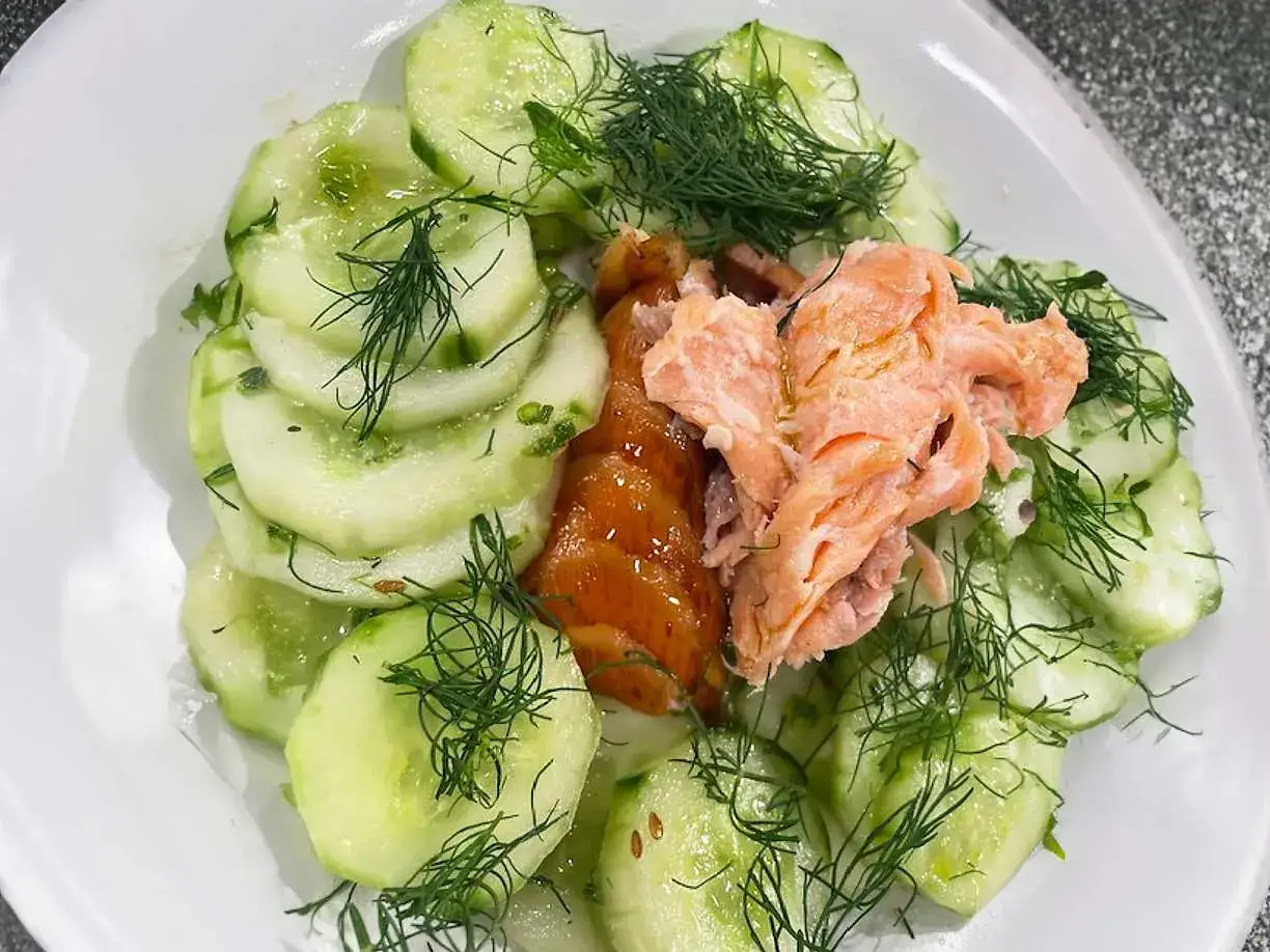 Enkel och snabb inlagd gurka 1-2-3 med lax och dill. Fräscht och gott!