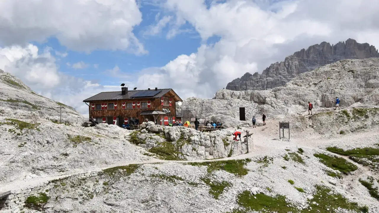 Rifugio Pian di Cengia, un luogo incantevole tra le rocce. Ecco come arrivare a questo rifugio alpino.