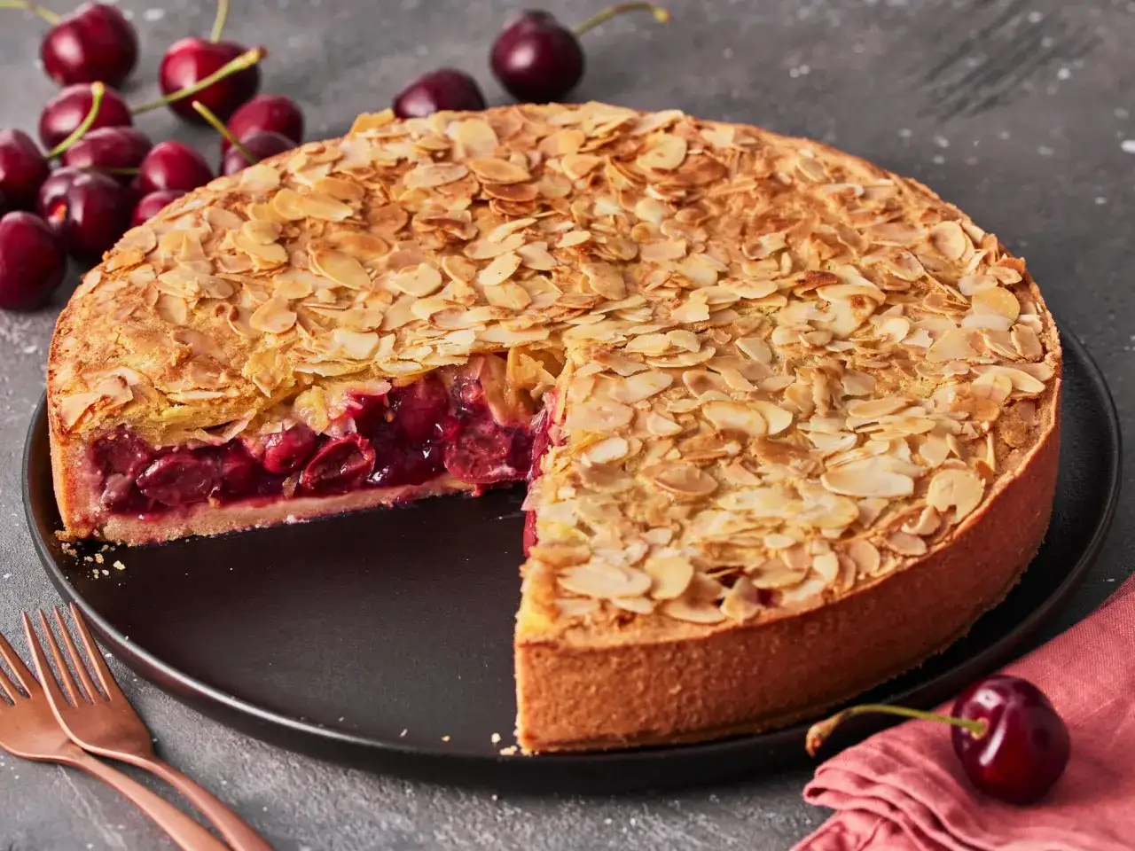 Ein saftiger Kirschkuchen mit Mandel-Streuseln, perfekt f&uuml;r Ihr n&auml;chstes Kirschkuchen Rezept. Frische Kirschen und goldbraune Mandeln.