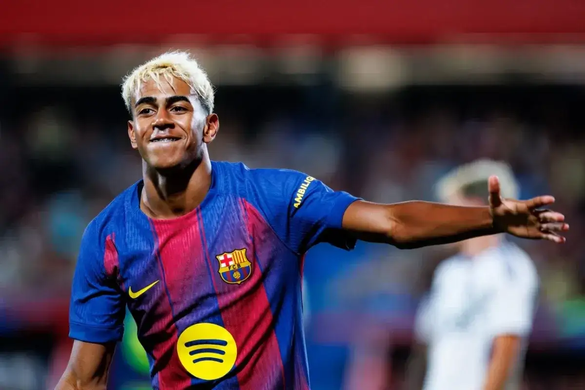 Piłkarz FC Barcelona z blond włosami cieszy się po golu. Rankingi FC Barcelona – Rayo Vallecano pokazują jego formę.