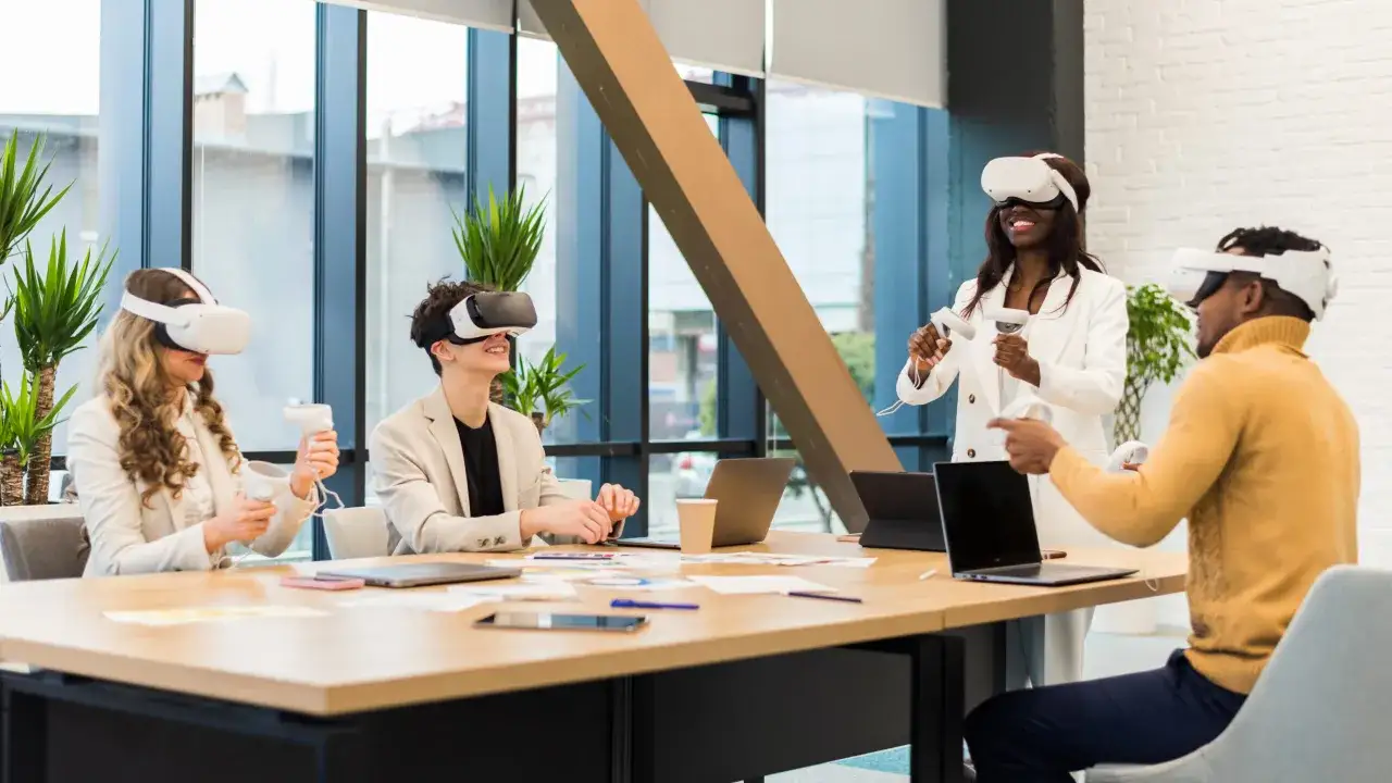 Une &eacute;quipe diverse participe &agrave; un team building digital, explorant la r&eacute;alit&eacute; virtuelle dans un bureau moderne.