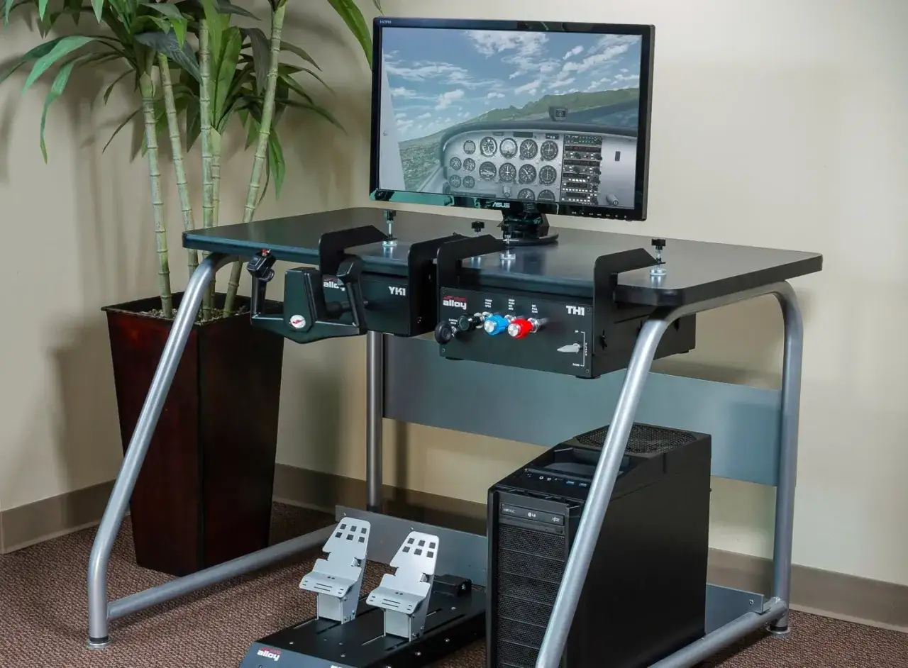 Postes de pilotage pour config flight simulator 2024 : manche, palonniers, manettes des gaz et écran affichant un cockpit d'avion.