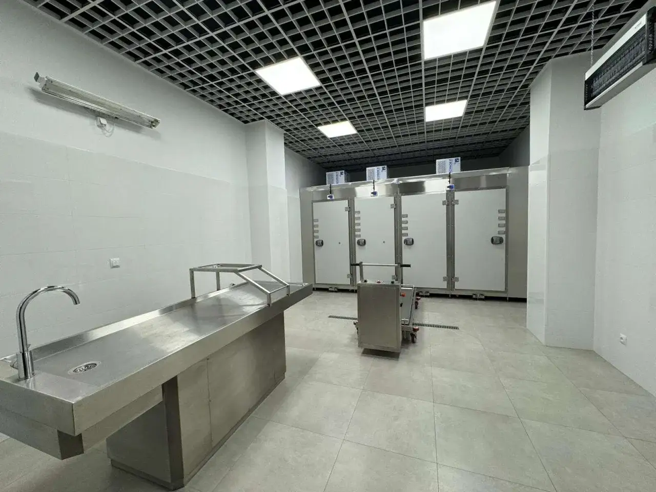 Chłodnie i stół sekcyjny. Czas oczekiwania na pogrzeb po śmierci zależy od wielu czynników, nie tylko od miejsca przechowywania.
