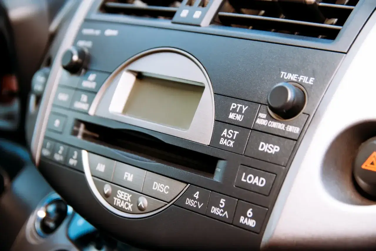 Panel radia samochodowego z przyciskami PTY, SEEK TRACK, LOAD. Poznaj funkcje RDS i steruj dźwiękiem.