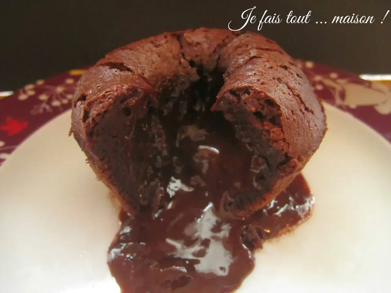 Un fondant au chocolat maison, cœur coulant de chocolat noir, prêt à être dégusté. La cuisson parfaite pour un dessert gourmand.