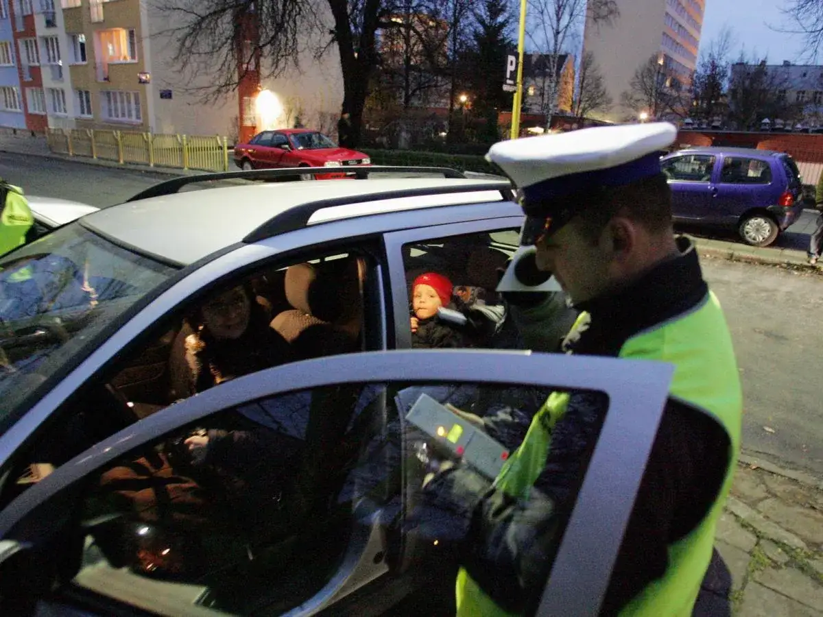 mandat za brak fotelika policyjny radiowóz