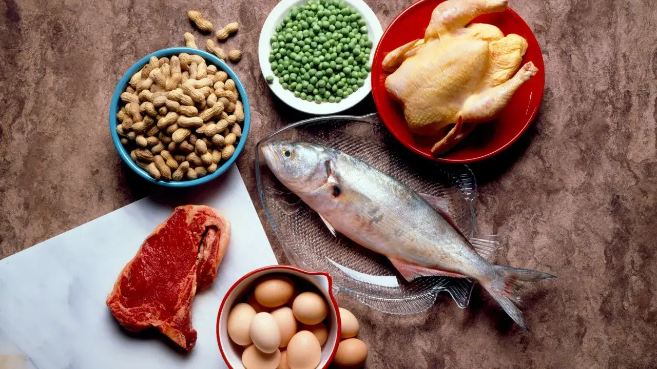 Rohes Steak, Fisch, Huhn, Erdnüsse, Erbsen und Eier – alles für eine proteinreiche Ernährung.