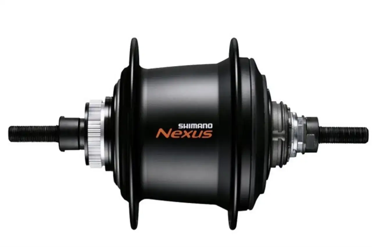 Czarna przerzutka w piaście Shimano Nexus, gotowa do montażu na rowerze, zapewni płynną jazdę w każdych warunkach.