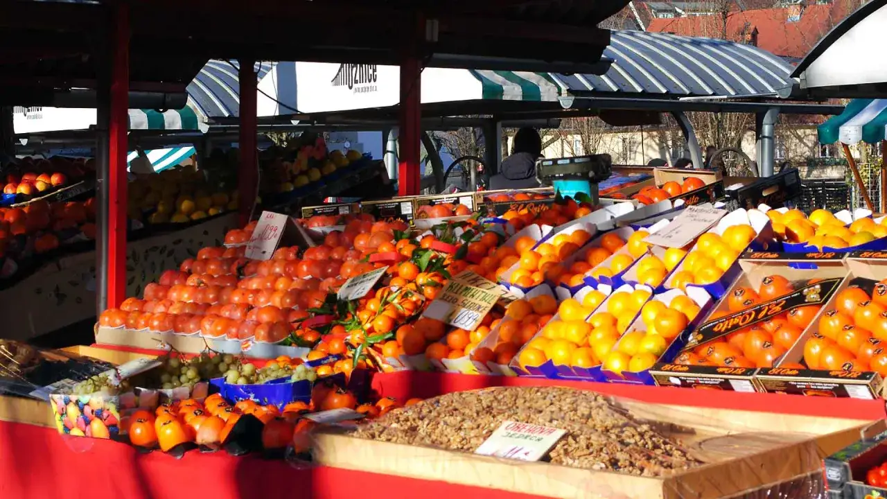 Mercato di Lubiana: pomodori, arance, mandarini e noci. Un tripudio di colori e sapori per scoprire cosa mangiare a Lubiana.