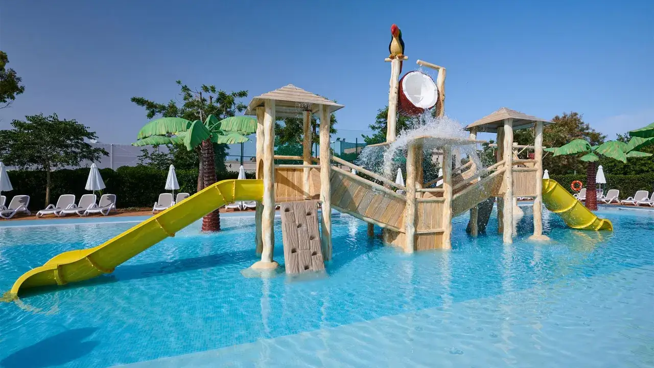 Wasserspa&szlig; im TUI Kids Club Protur Safari: Kinder planschen und rutschen auf der bunten Wasserrutsche im Pool.