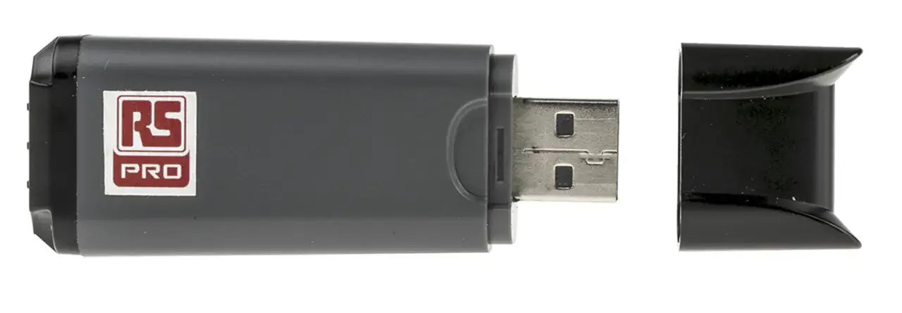 Szary pendrive z logo RS PRO, gotowy do pracy dzięki technologii flash. Obok leży czarna nakrętka.
