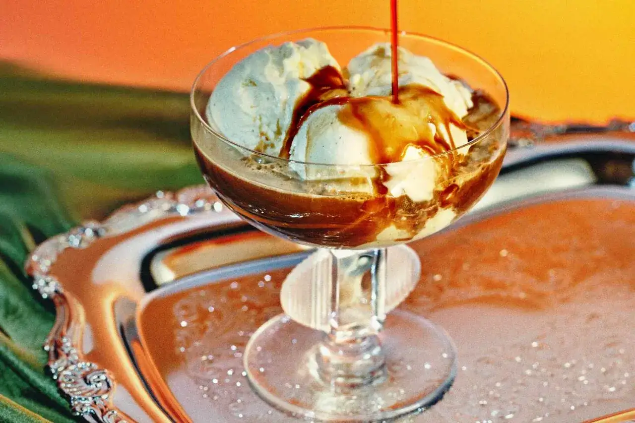 Ein k&ouml;stlicher Affogato mit Alkohol: hei&szlig;er Espresso flie&szlig;t &uuml;ber cremiges Vanilleeis auf einem eleganten Tablett.