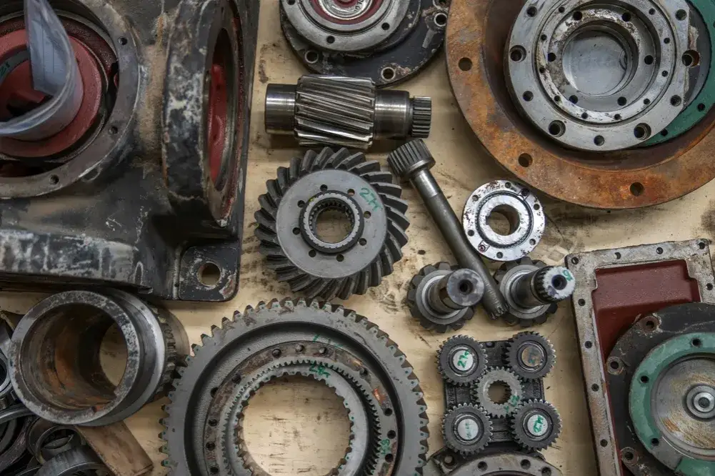 pi&egrave;ce de moteur de voiture neuve vs usag&eacute;e