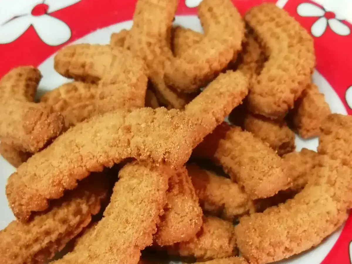 Un piatto di krumiri fatti in casa, perfetti per la colazione o una pausa dolce. La ricetta &egrave; semplice e il risultato &egrave; delizioso.