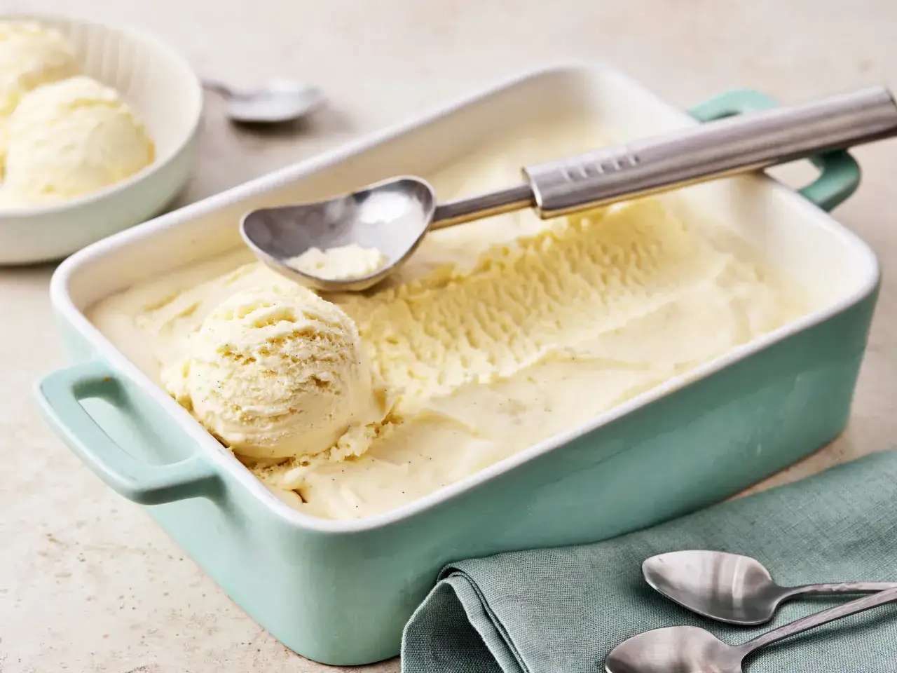 Cremiges Vanilleeis mit sichtbaren Vanillepunkten, bereit zum Servieren. Ein perfektes Vanilleeis Rezept f&uuml;r hei&szlig;e Tage.