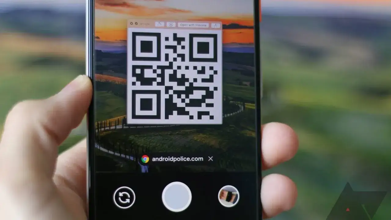 Móvil apuntando a un código QR en pantalla. Aprende como leer un QR con el móvil fácilmente.