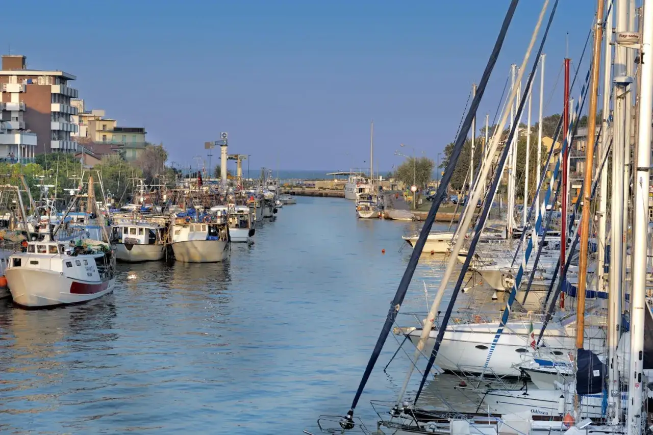 Porto turistico con barche a vela e pescherecci, un'ottima base per esplorare i borghi da visitare vicino a Bellaria.