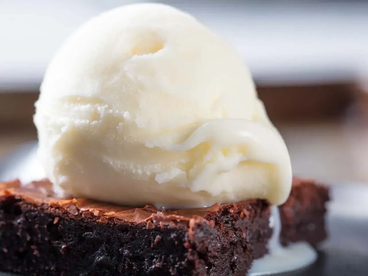 Ein Klacks cremiges Milcheis selber machen auf einem saftigen Brownie. Perfekt für heiße Tage!