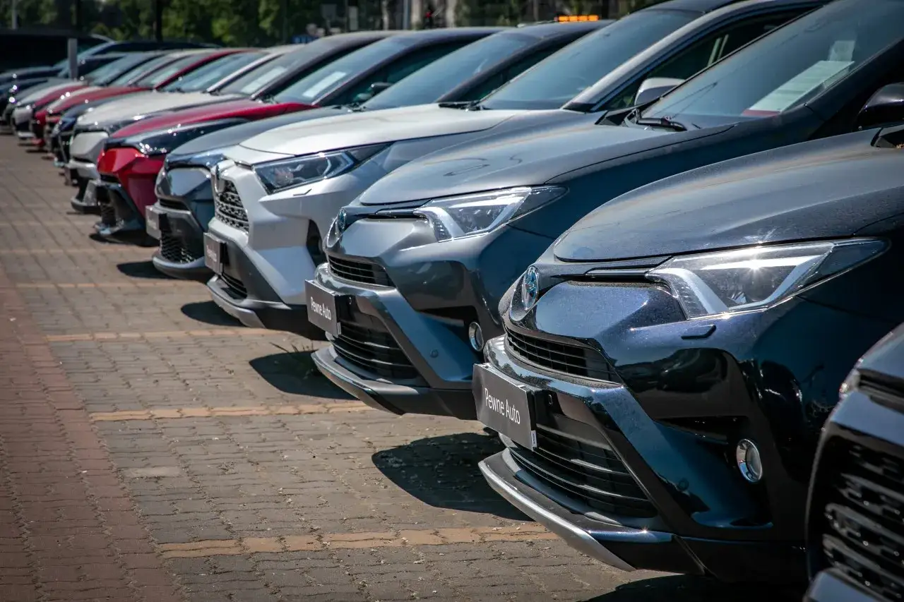 Rząd lśniących Toyot, pewne auto dla każdego. Nowe modele czekają na swoich właścicieli.
