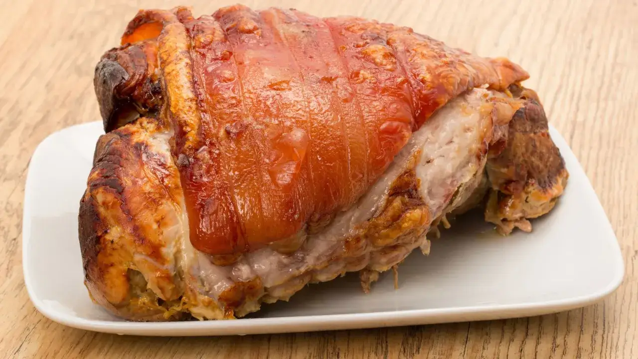 Un succulento stinco di maiale al forno, croccante e dorato, perfetto per secondi di carne sfiziosi al forno.