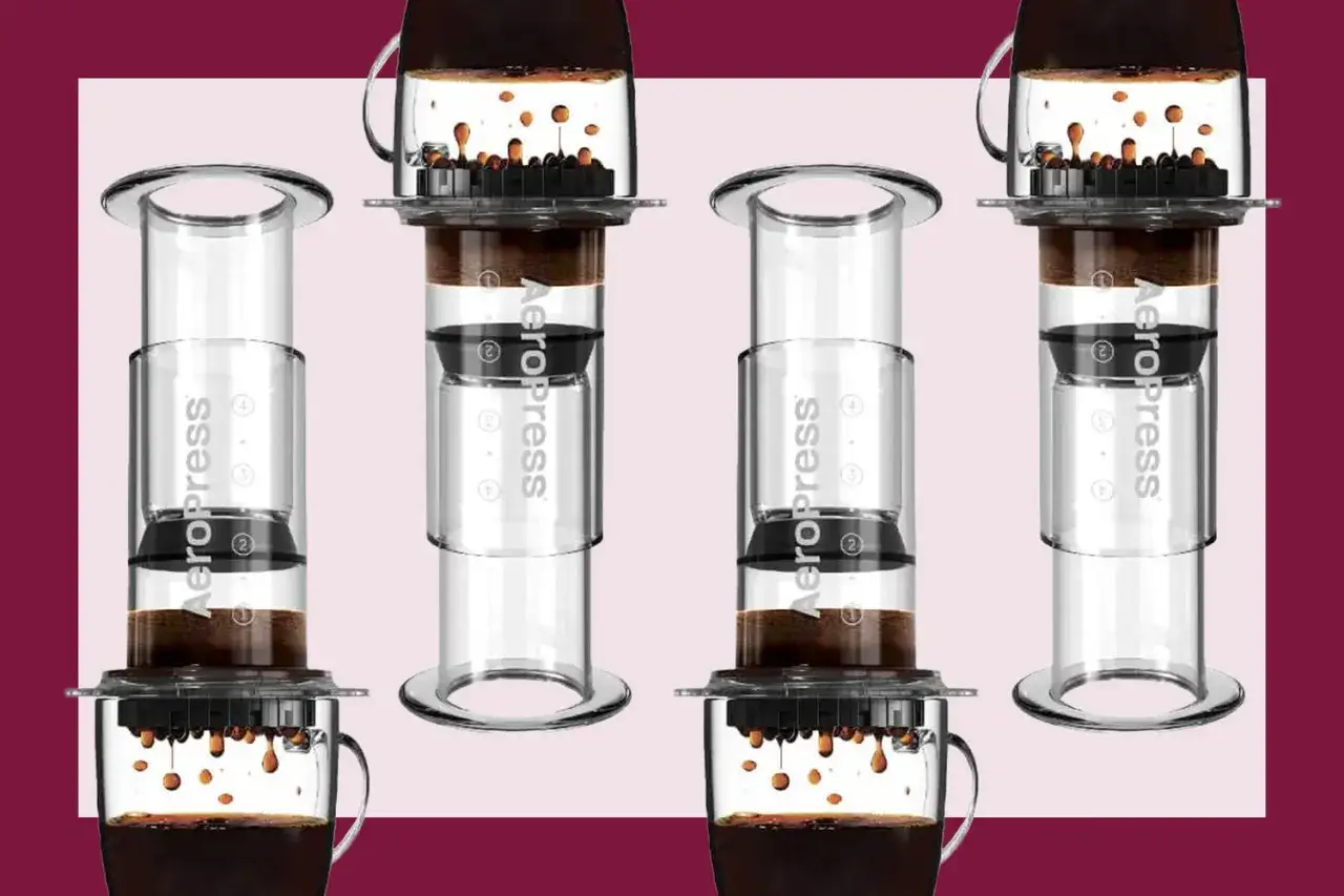 Mehrere Aeropress-Kaffeemaschinen im Gebrauch, die frischen Kaffee brühen. Eine detaillierte Aeropress Anleitung ist hier visuell dargestellt.