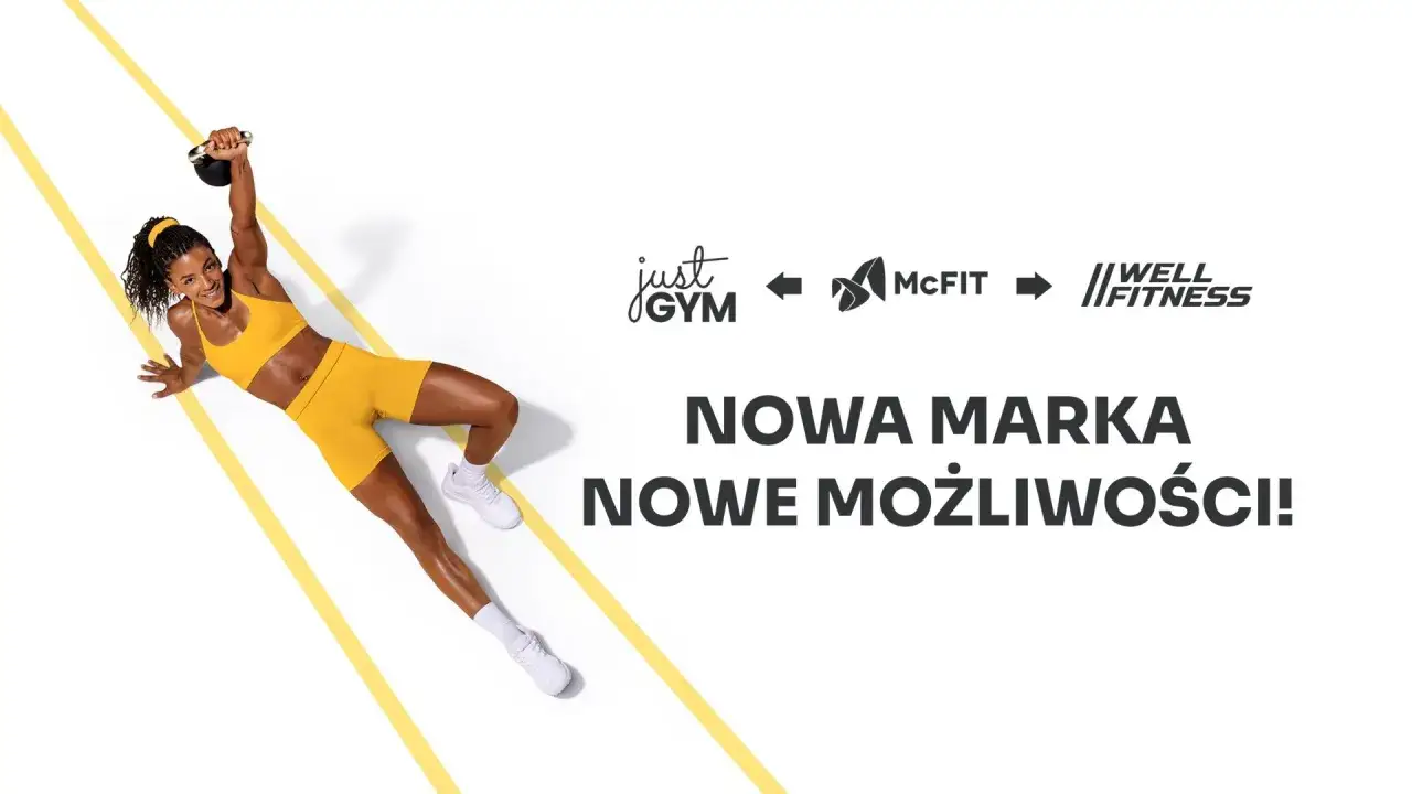 Kobieta w żółtym stroju ćwiczy z kettlebell. Logo McFIT Multisport i hasło