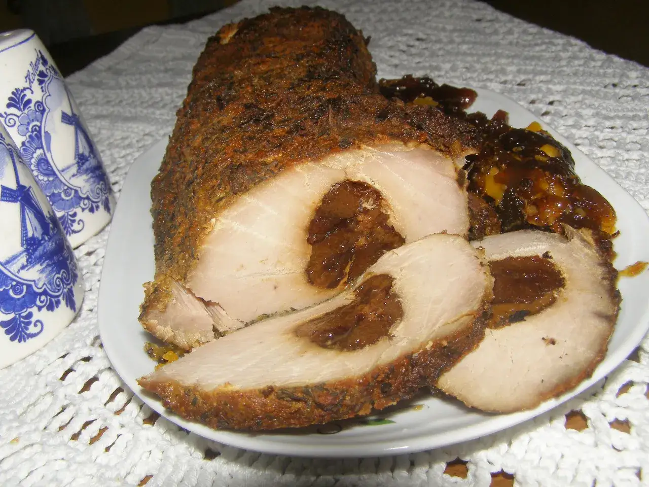 Schab pieczony ze śliwką w rękawie, soczysty i aromatyczny, podany z sosem.