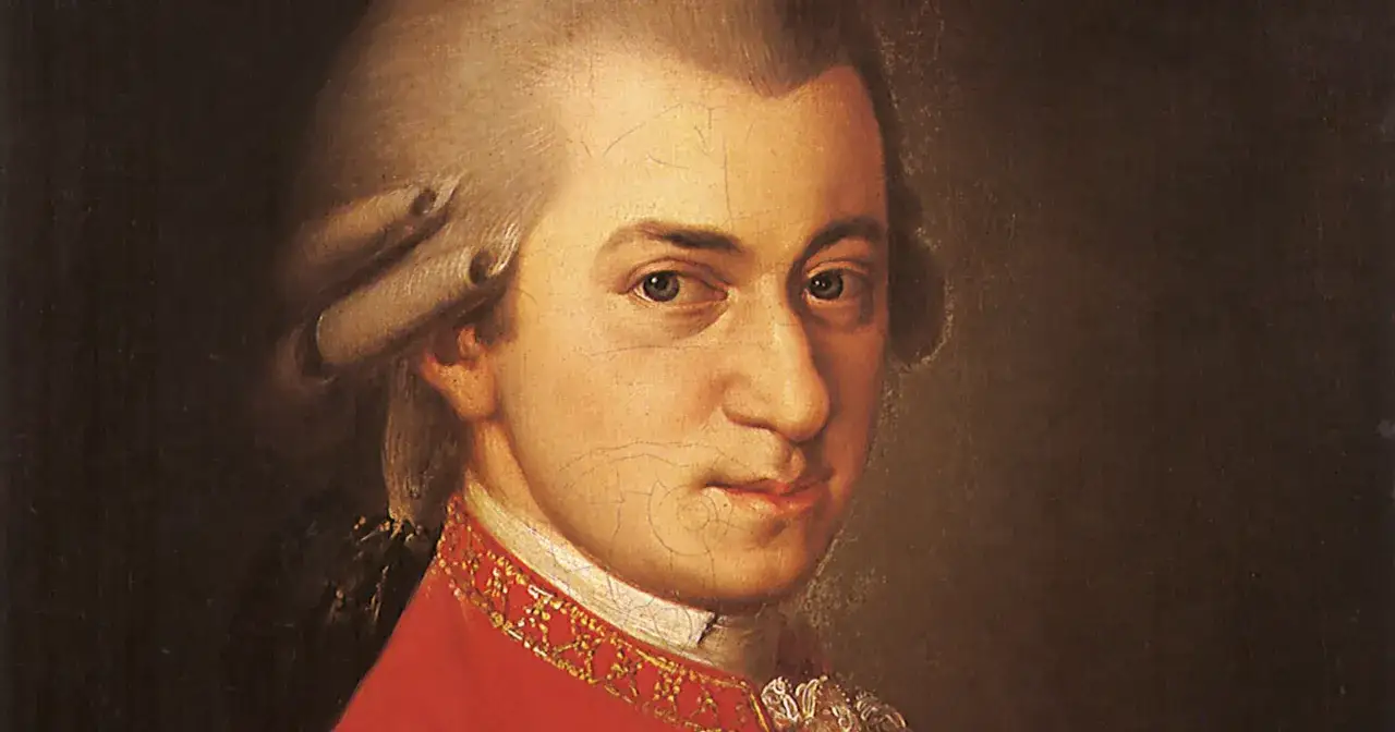 Portret Wolfganga Amadeusza Mozarta w czerwonym stroju z bogatymi zdobieniami. Jego imiona, Wolfgang Amadeus, kojarzą się z genialną muzyką.
