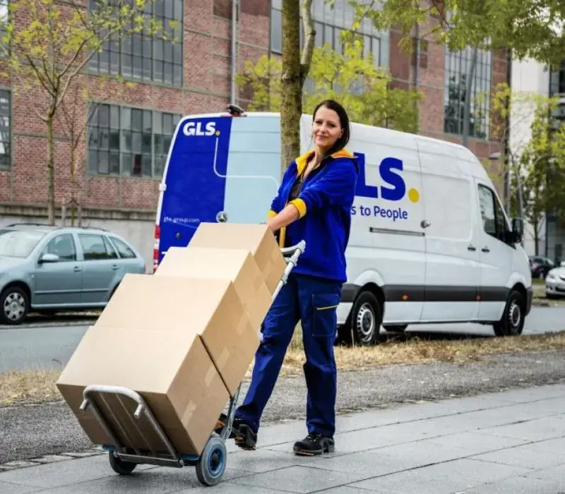 kurier GLS dostarcza paczkę w weekend