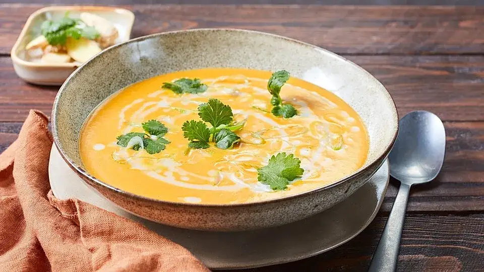 K&uuml;rbissuppe mit Ingwer und Kokosmilch