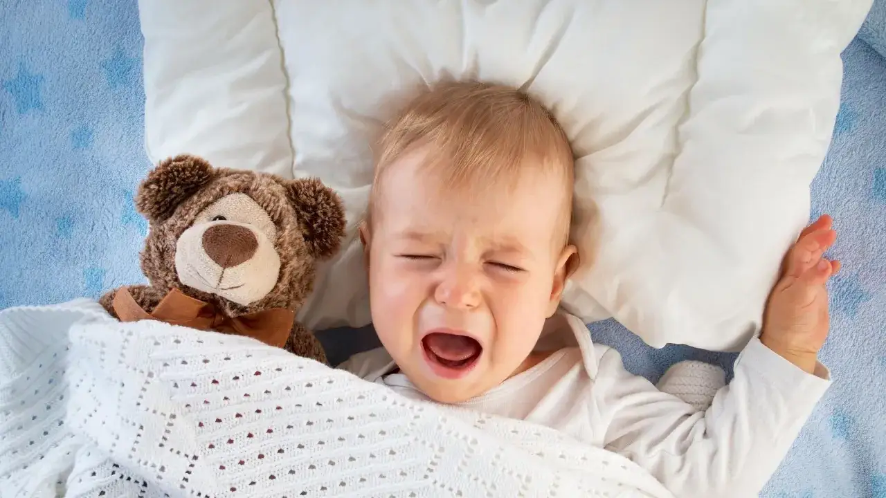 Beb&eacute; llorando en la cama con su osito. Mi hijo de 2 a&ntilde;os se despierta mucho por la noche.