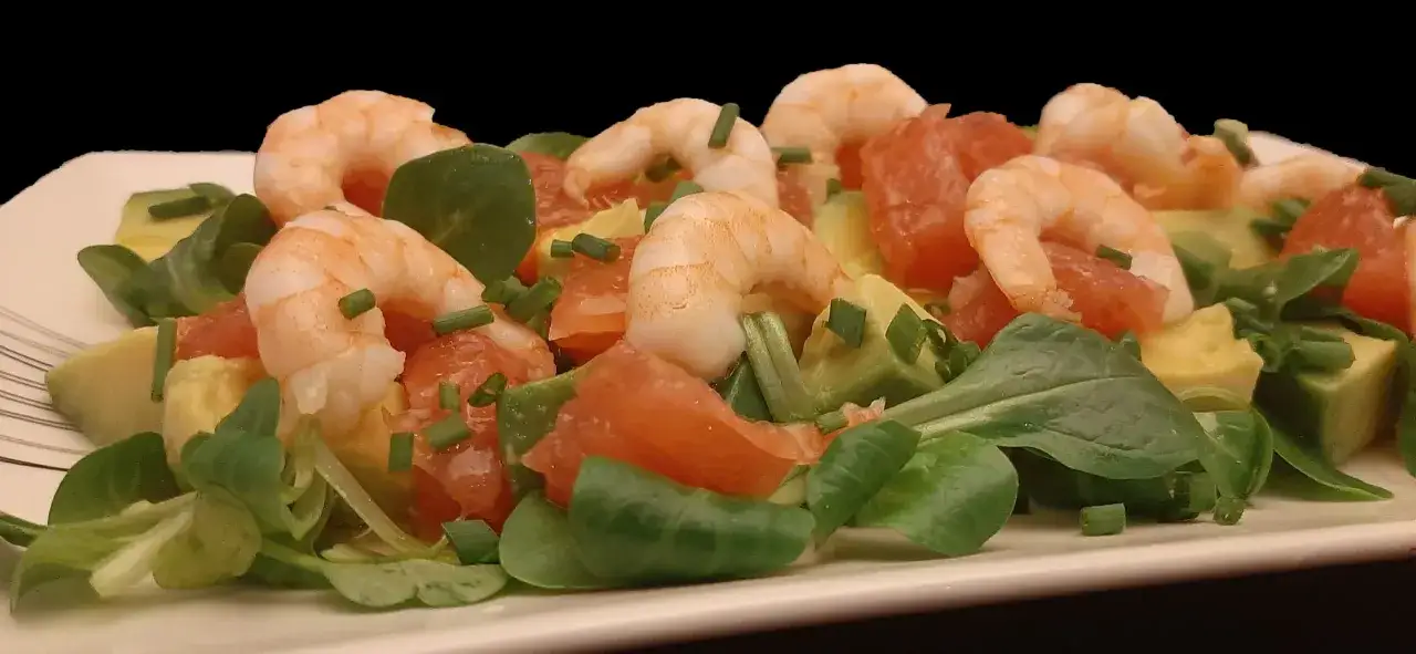 Salade fra&icirc;che et color&eacute;e : crevettes, avocat, pamplemousse et verdure, parsem&eacute;e de ciboulette. Un d&eacute;lice !