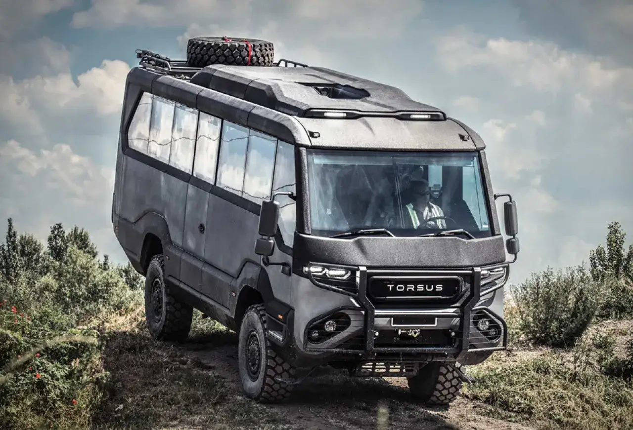 Bus budowlany 4x4 w terenie