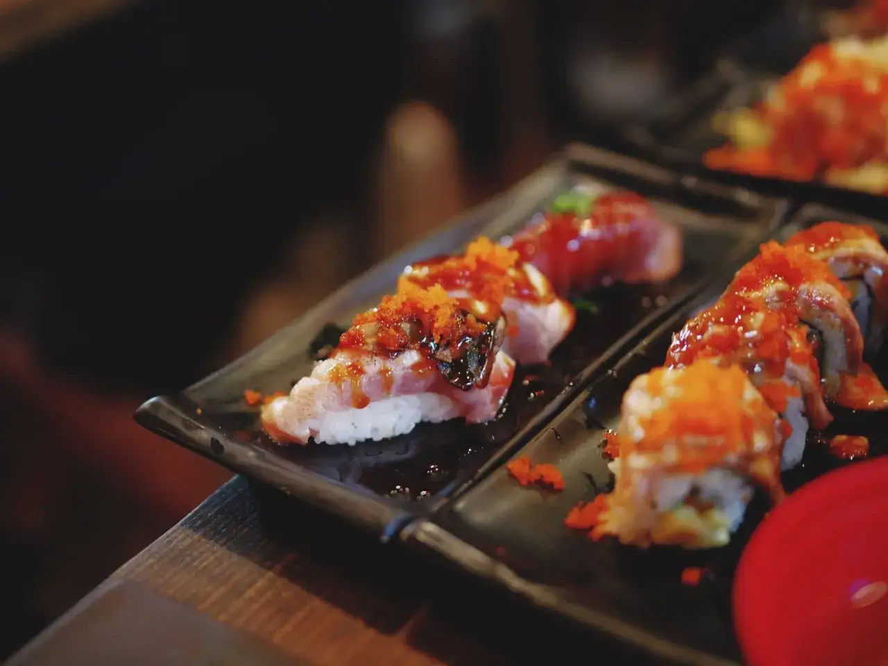 Pyszne sushi z łososiem i ikrą. Idealne do tego zielona herbata lub sake. Co pić do sushi? Wyb&oacute;r należy do Ciebie!