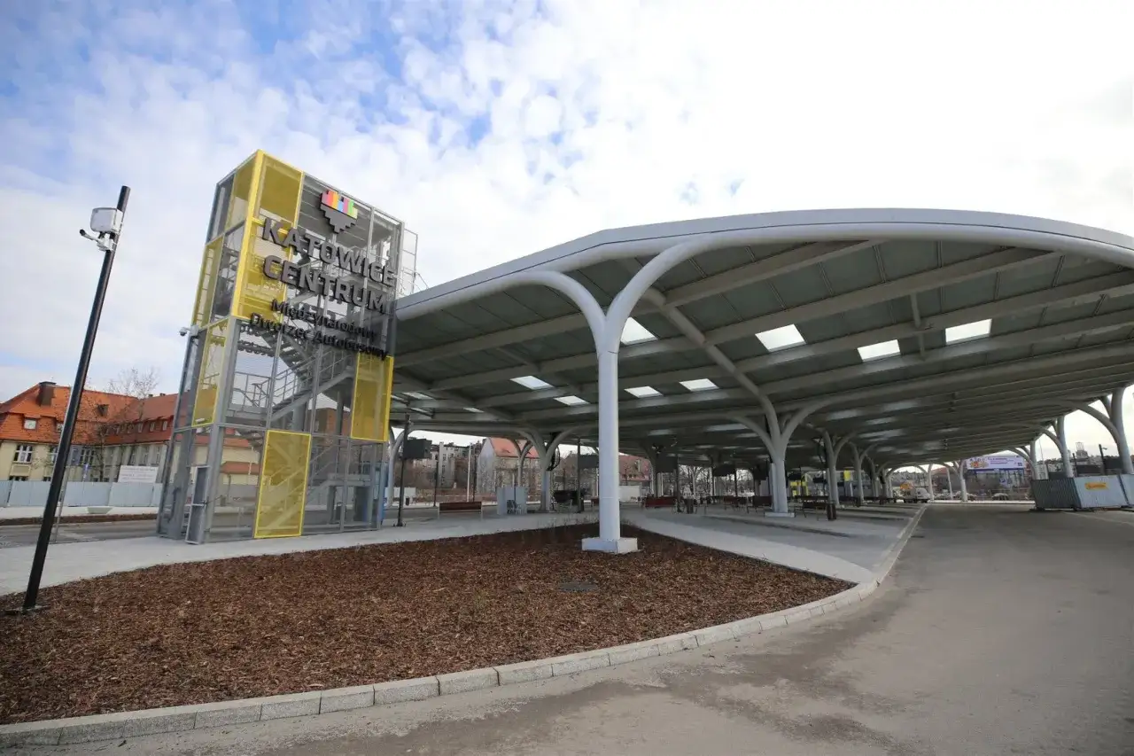Nowoczesny dworzec autobusowy w Katowicach. Tu zaczyna się trasa, jak dojść z dworca PKP na dworzec PKS w Katowicach.